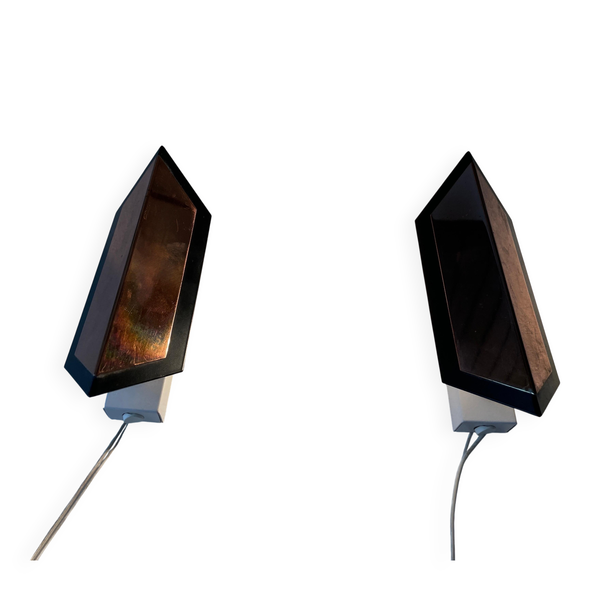 Pair of French wall lights with geometric design in copper, 1960, France.