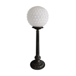 Lampe art déco pied en fonte et globe en verre blanc
