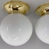 Ensemble de trois plafonniers milieu de siècle en laiton et verre de lait, restaurés