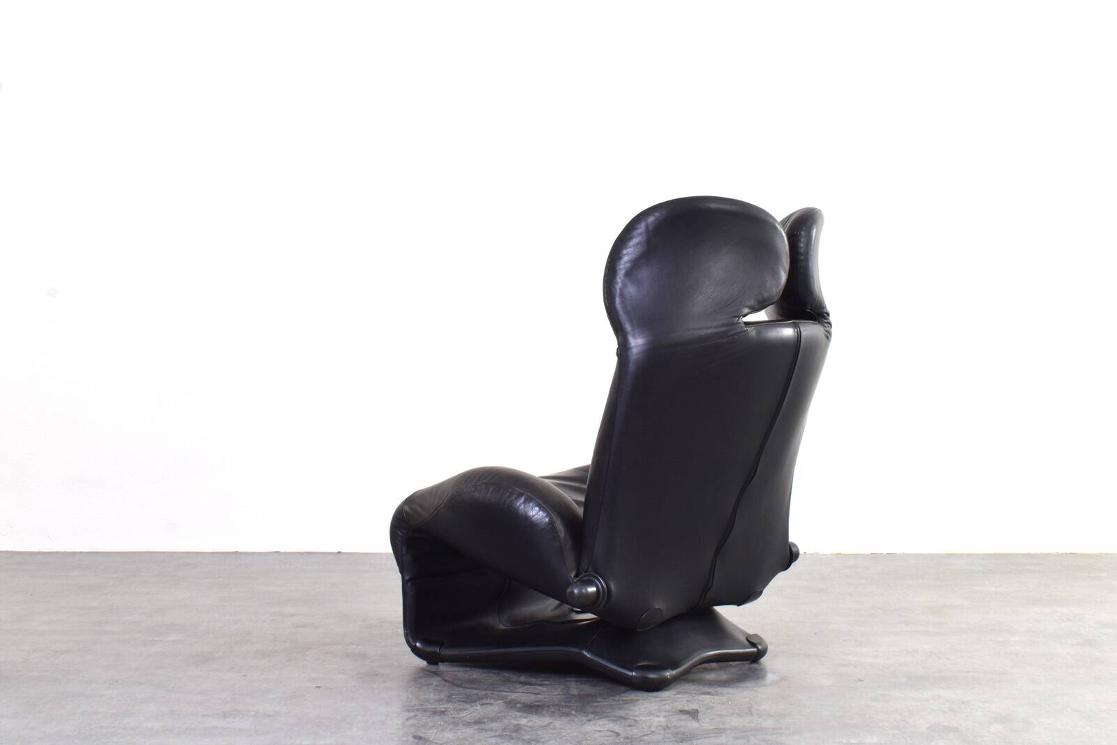 Wink Leather Chair by Toshiyuki Kita for Cassina, 1980s.