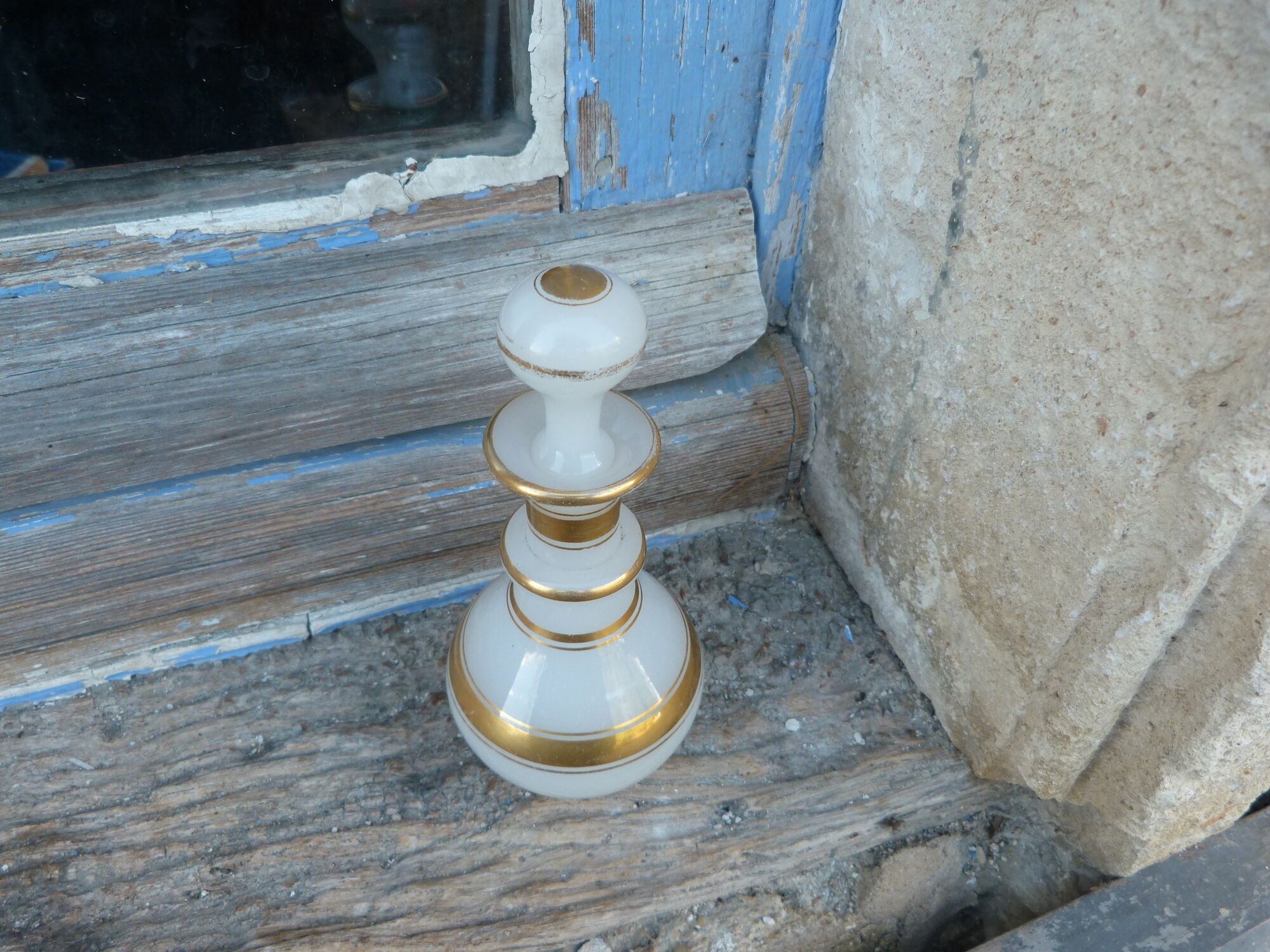 Portieux Vallerysthal old flask in white opaline and gold 1900