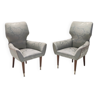 Paire de fauteuils lounge vintage en satin avec structure en noyer et pieds en laiton, Italie