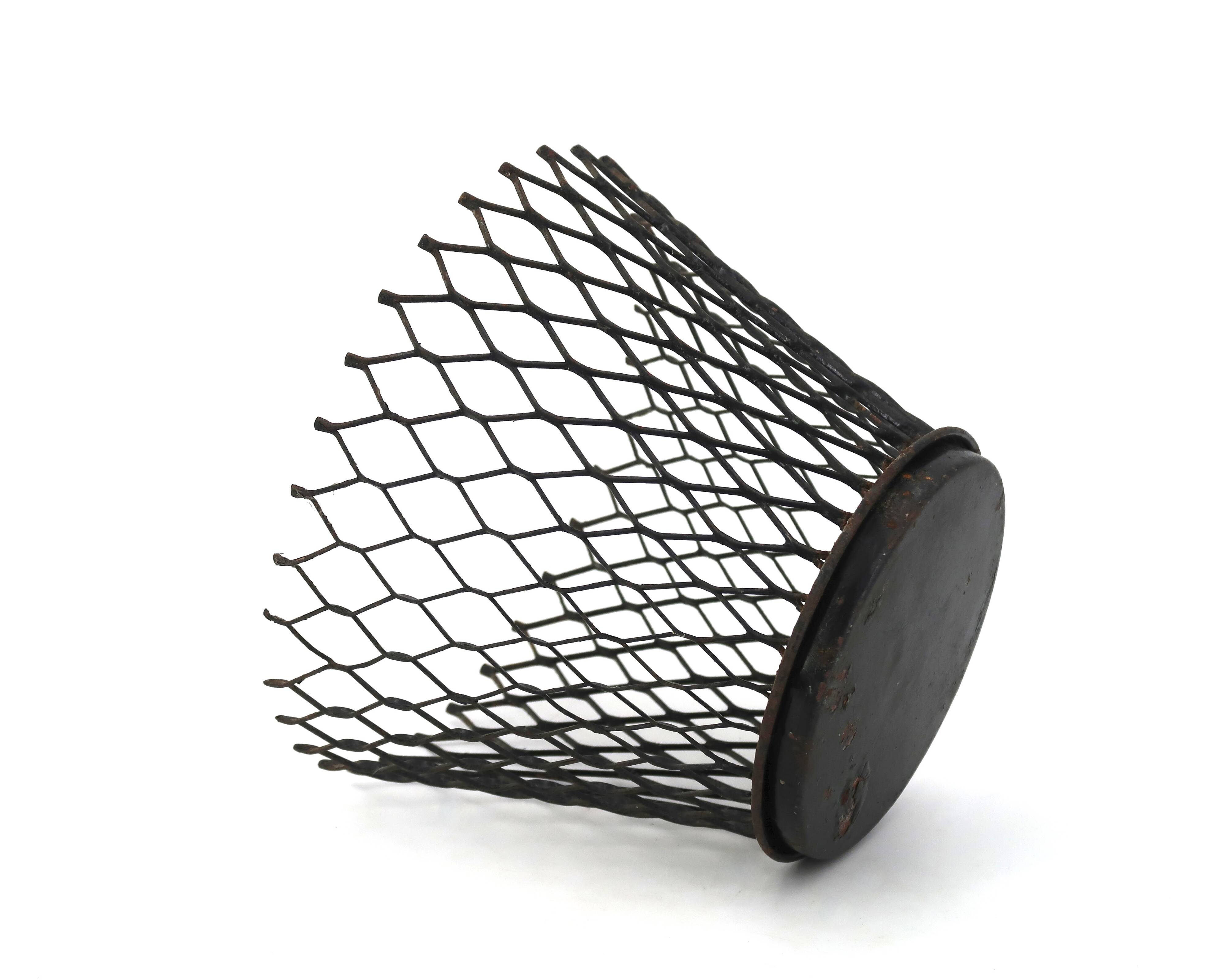 Cache pot en métal grillagé noir style Mathieu Matégot, années 50