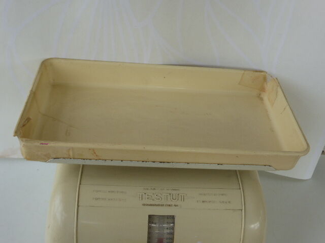 Beige vintage 1950 testut scale