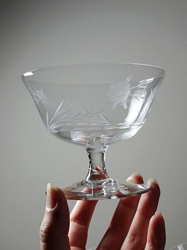 8 coupes à champagne en verre gravé à la roue décor végétal, Bohême, début XXe