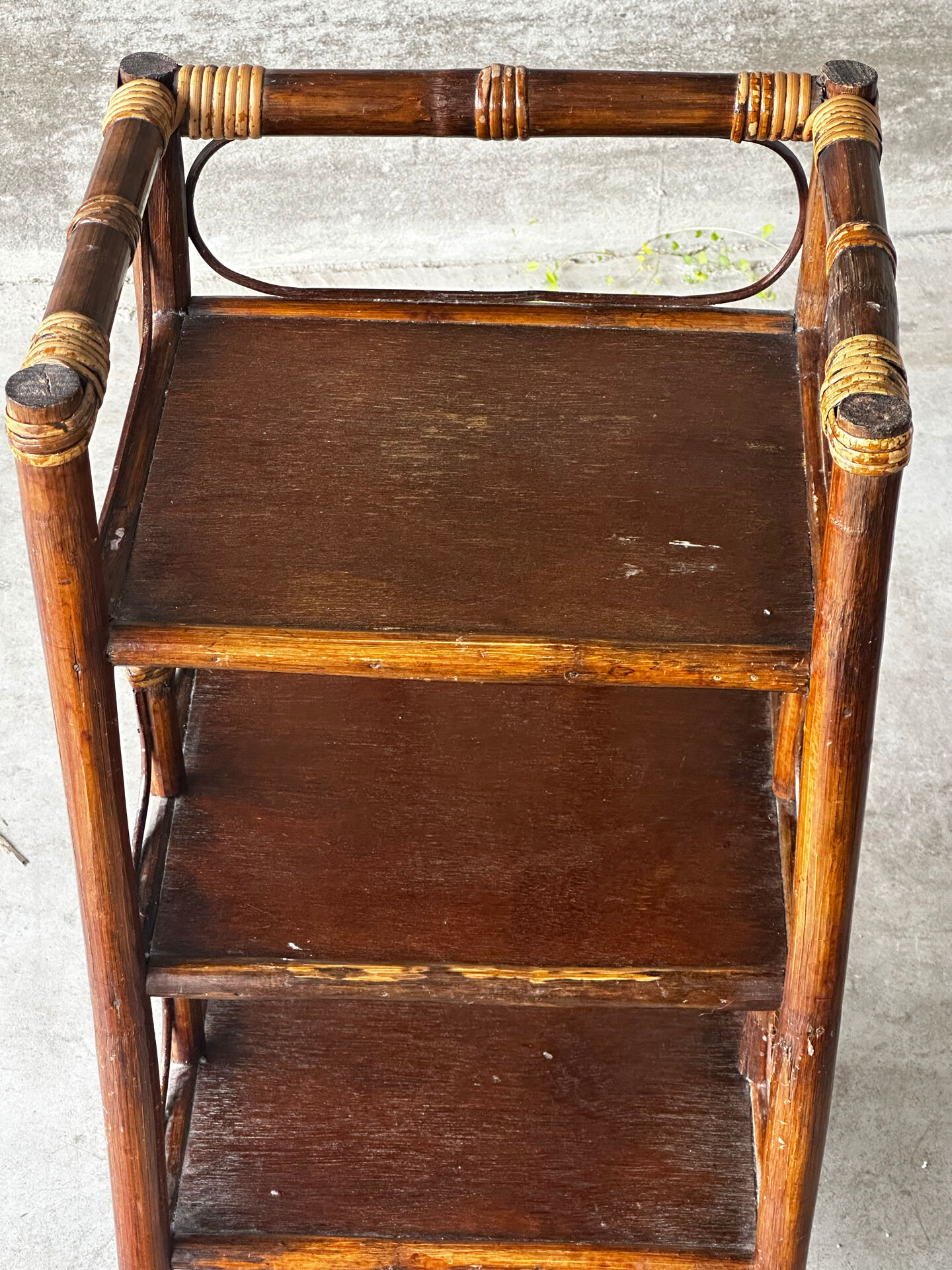 Table d’appoint en rotin et osier à trois plateaux – années 70