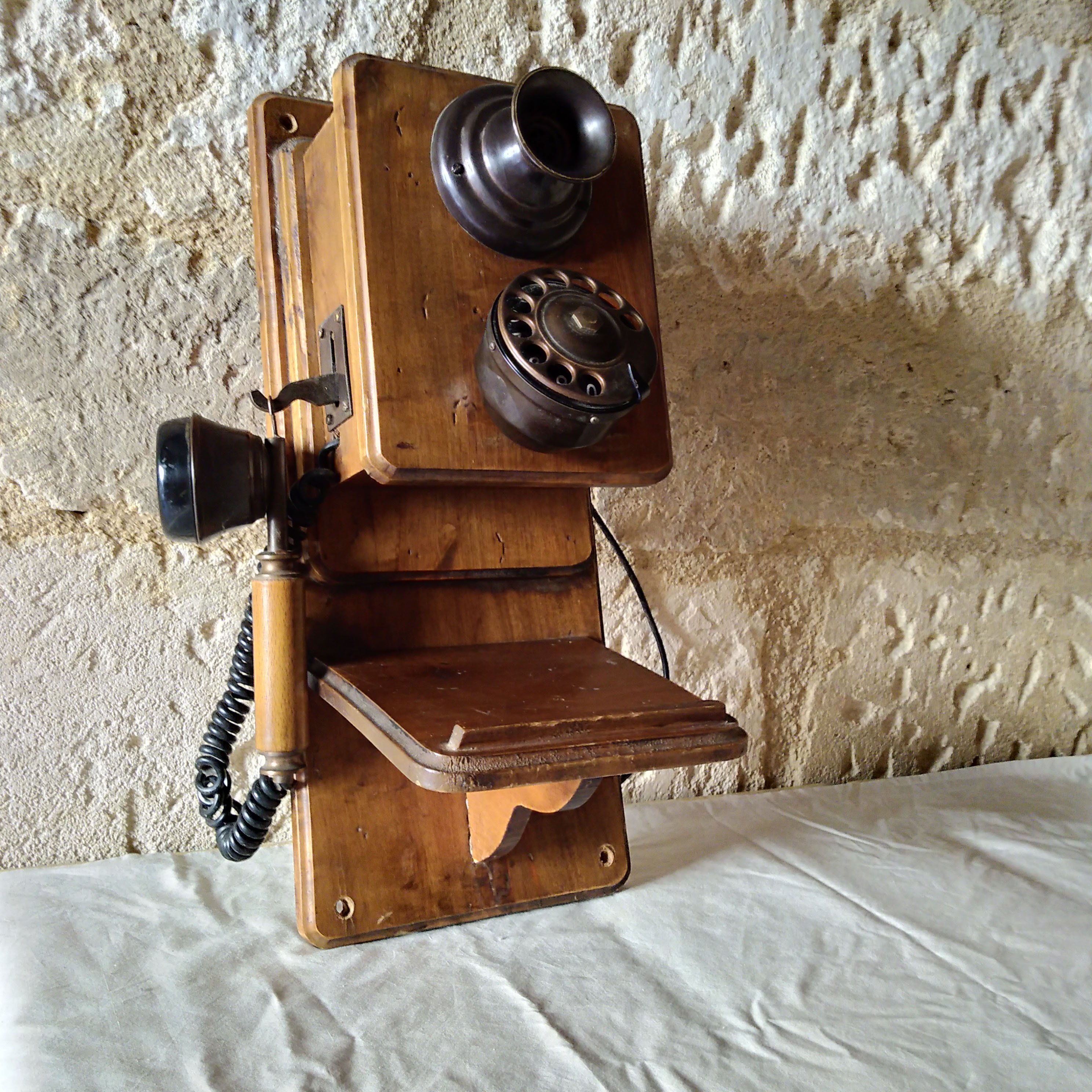 Téléphone vintage bois