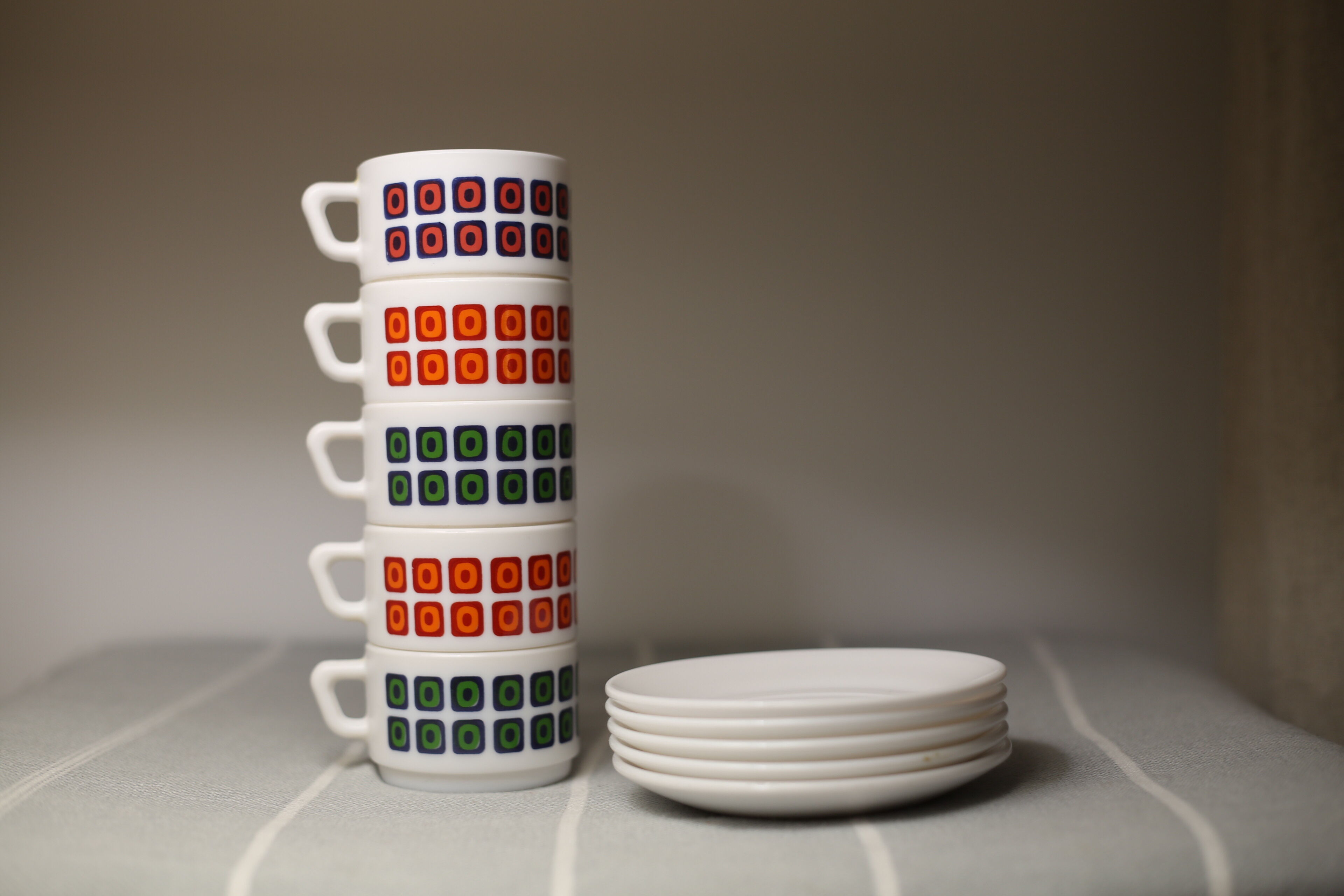Vintage cups 70s square décor Pop Polka