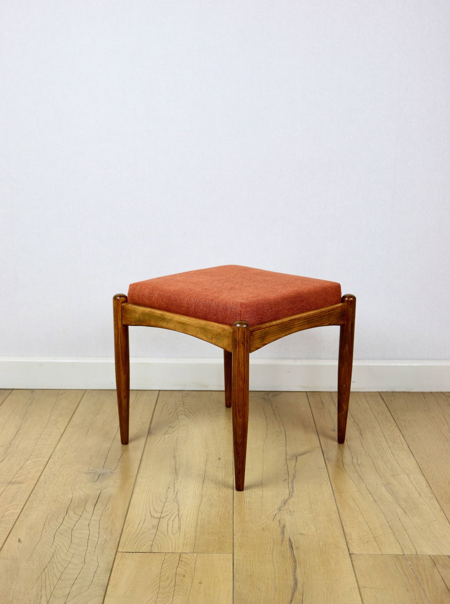 Tabouret Edmund Homa, siège structurel en brique orange.