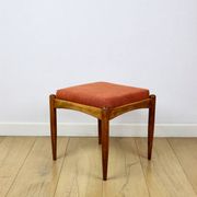 Tabouret Edmund Homa, siège structurel en brique orange.