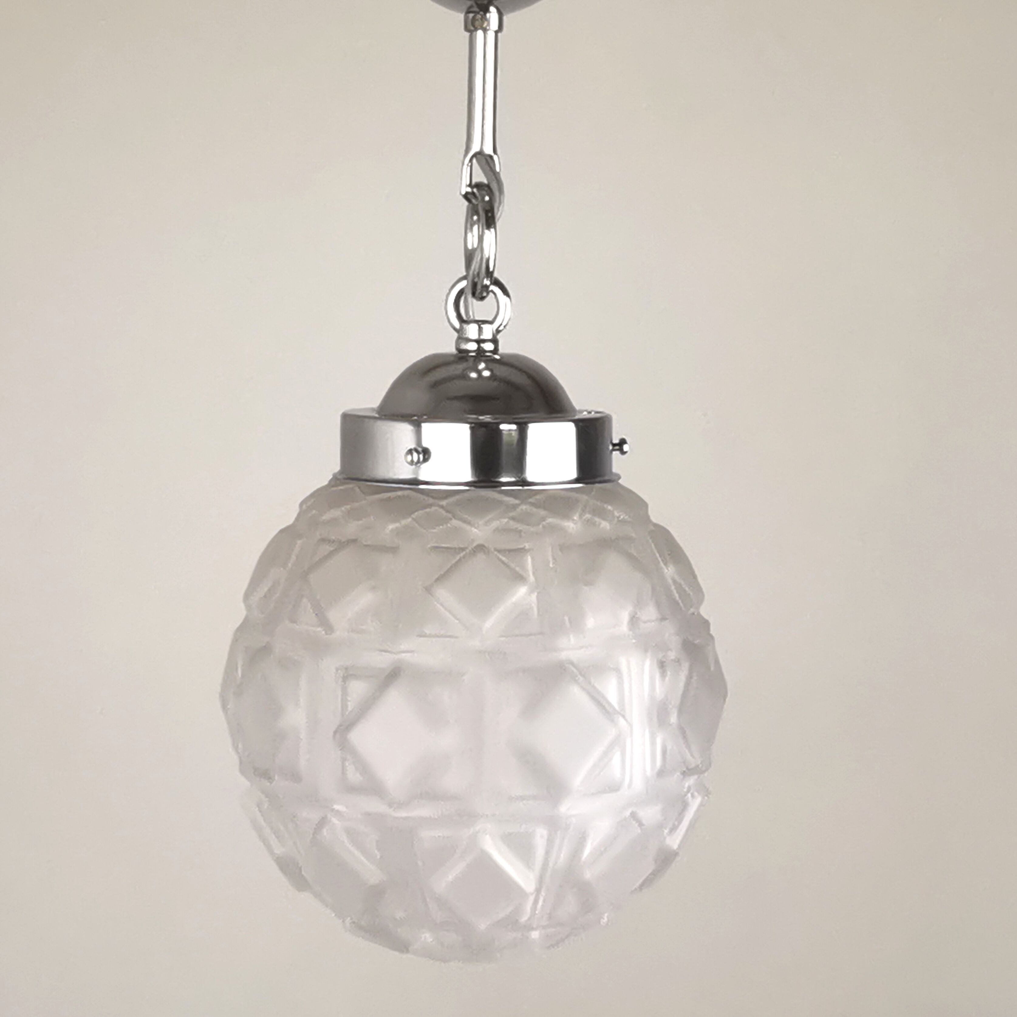 Art deco ball suspension