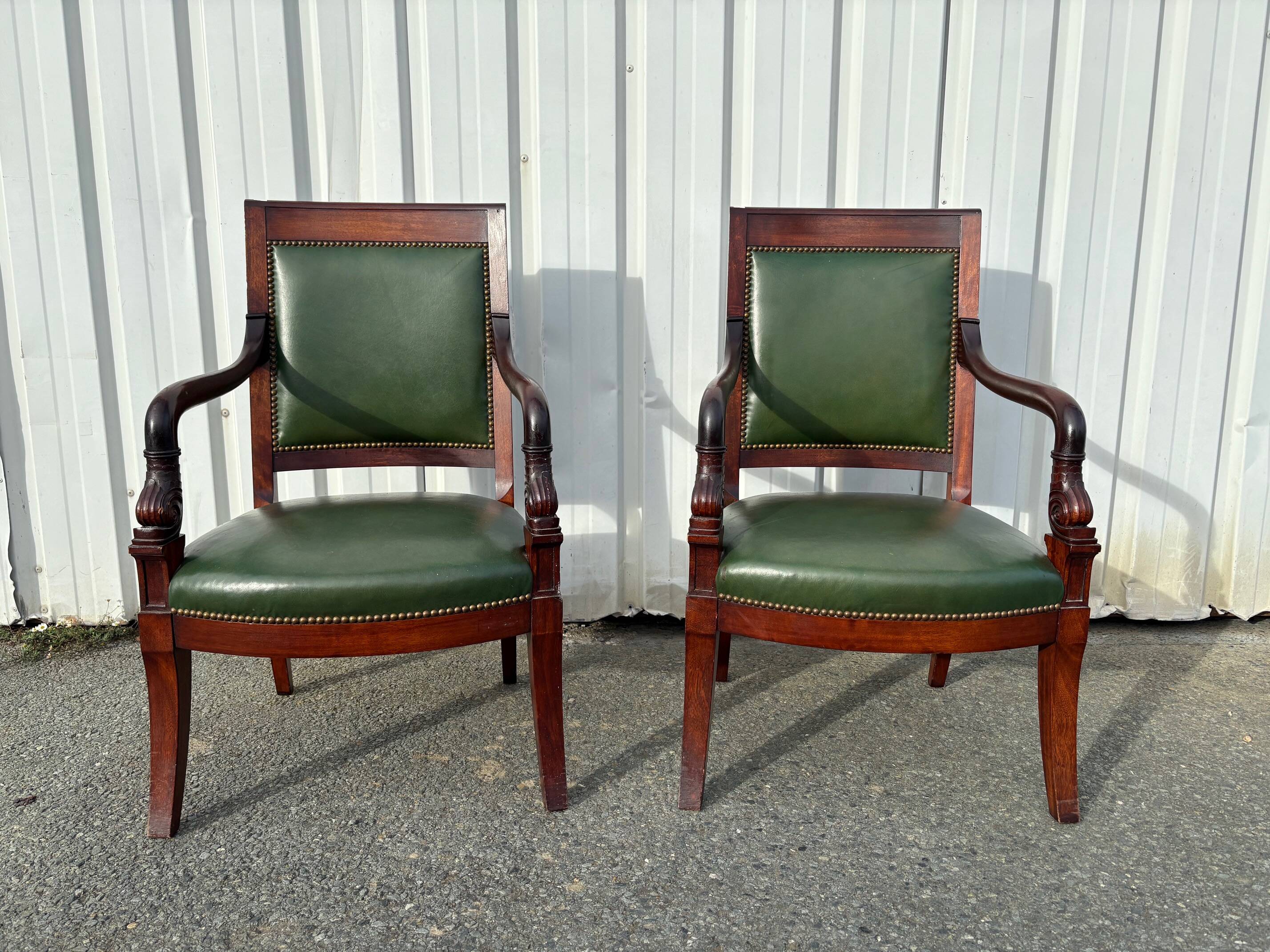 Paire de fauteuils de style Empire en acajou et cuir vert