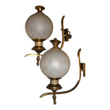 Paire d'appliques en laiton doré et boules de verre