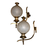 Paire d'appliques en laiton doré et boules de verre