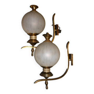 Pair of wall lights in gilded brass and glass balls