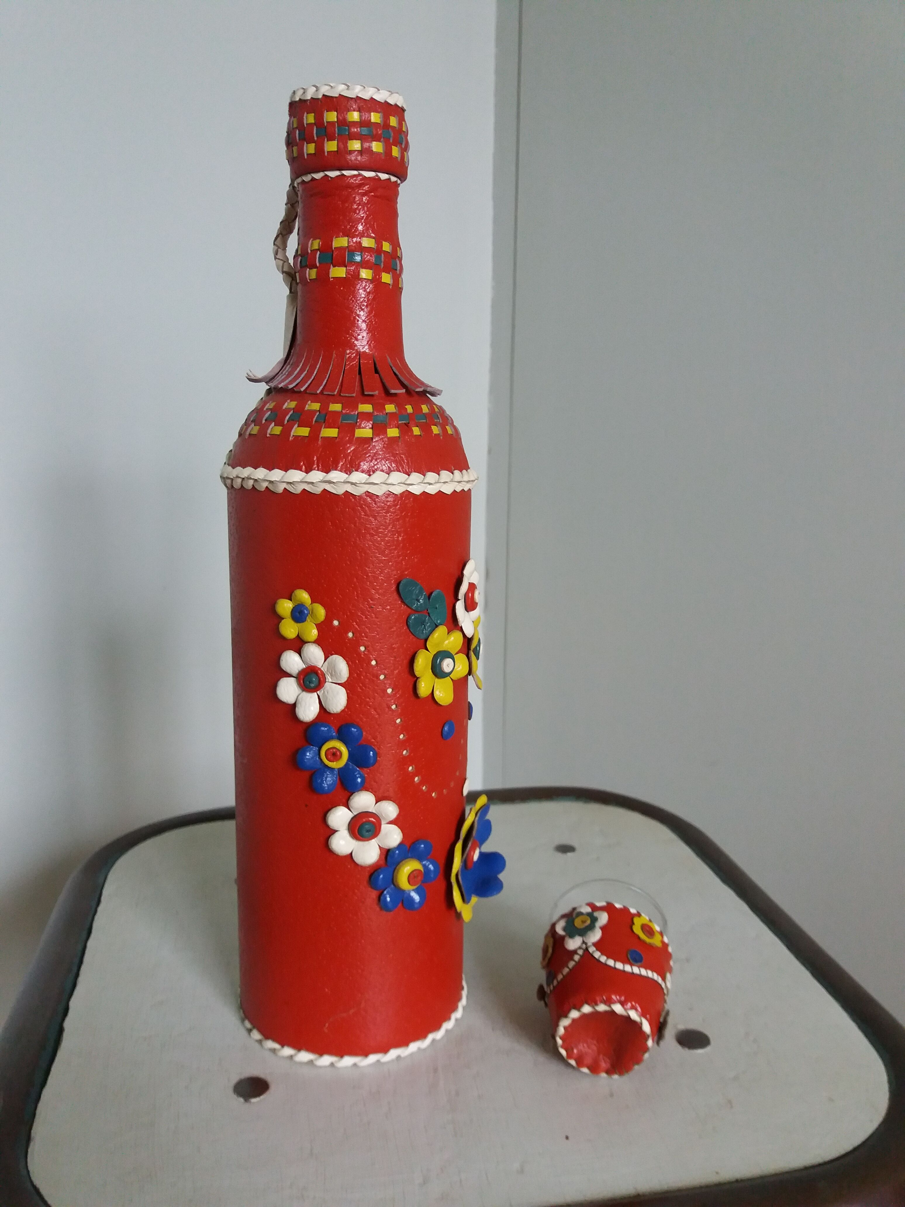 Bottle bottle leather dressing and its shot glass