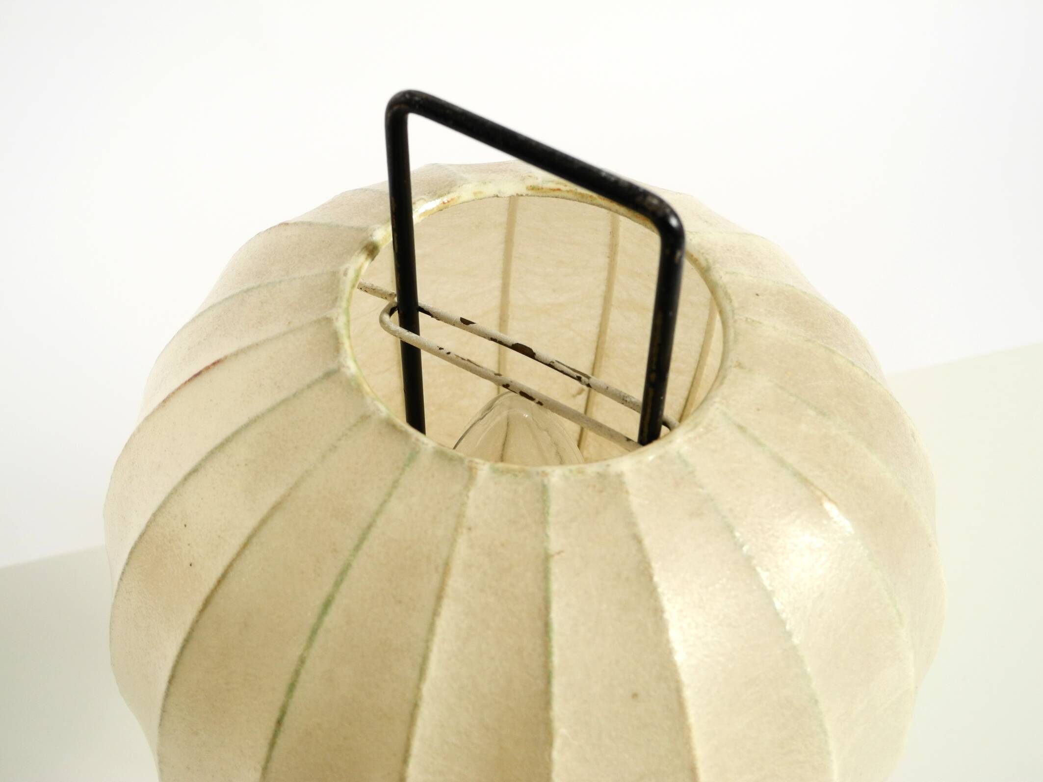 Very rare and beautiful Mid-Century Modern tripod Cocoon table lamp
