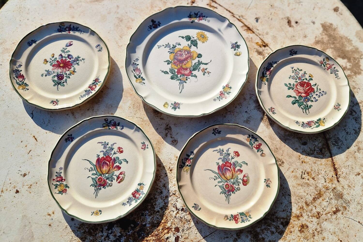 Set of 1 dinner plate and 4 dessert plates Villeroy Boch model 1562.