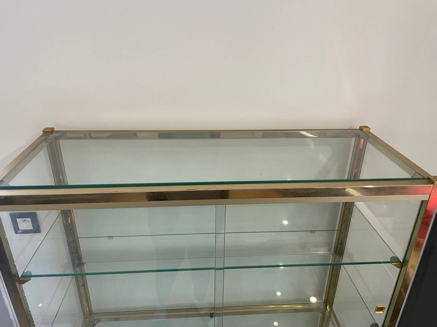 Large exhibition window in gilded brass 20th century period