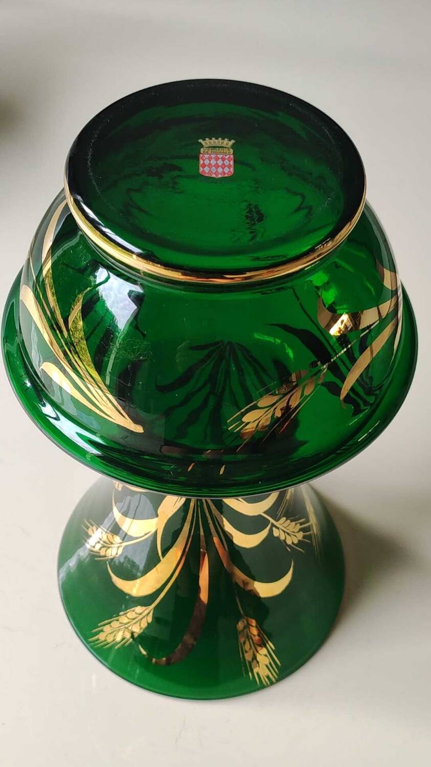 Glassware vase from Monaco/Monte Carlo, stamped with the Crown emblem. In emerald green blown glass, gold ears of wheat patterns. Size 25 x 15 cm