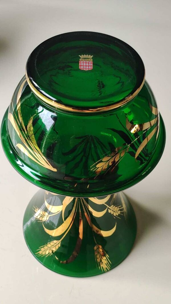 Vase Verrerie de Monaco/Monte Carlo, estampillé emblème Couronne. En verre soufflé vert émeraude, motifs épis de blé or. Dim 25 x 15 cm