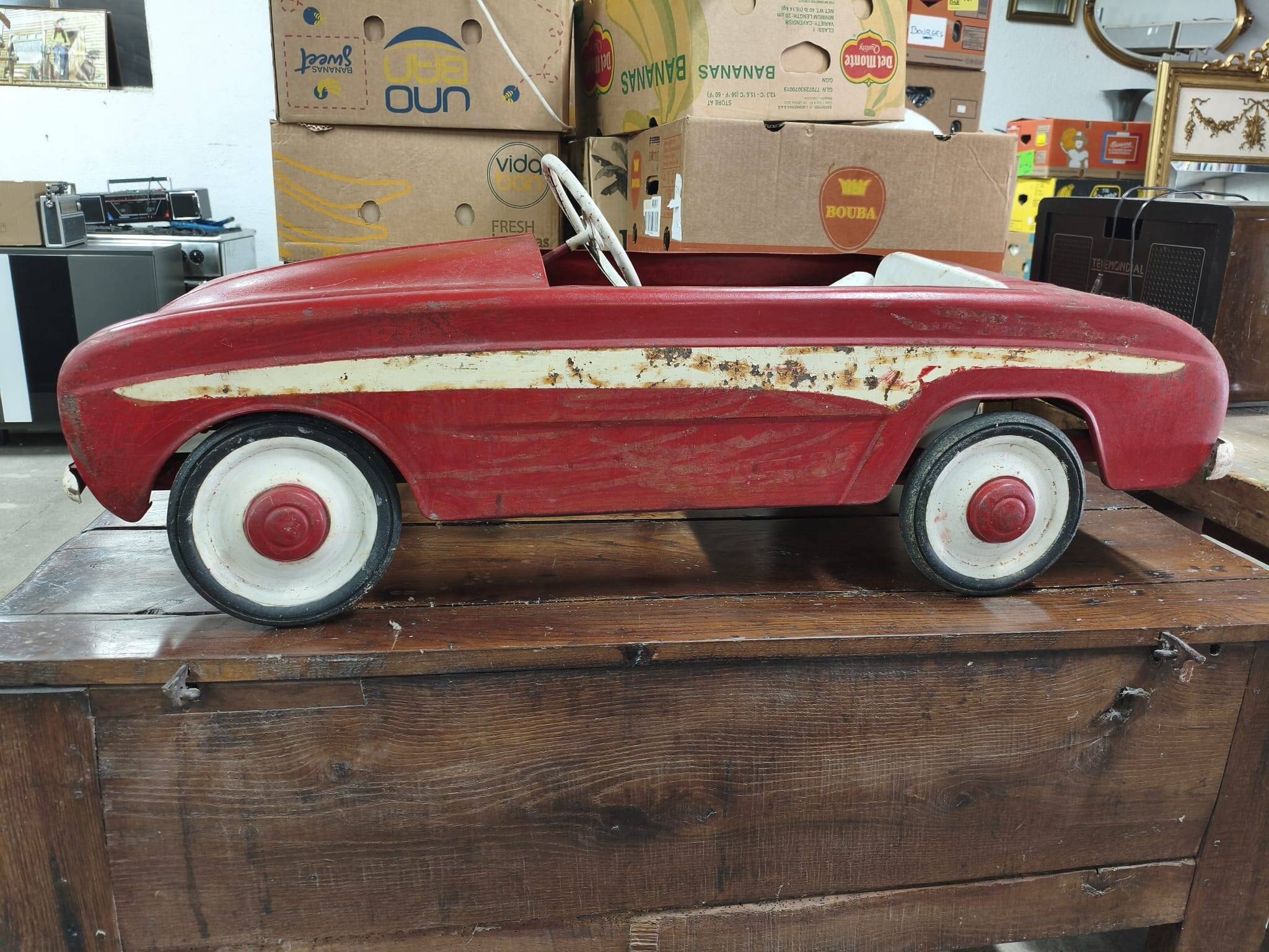 Voiture à pédales Vintage en métal rouge et blanc - Année 50/60
