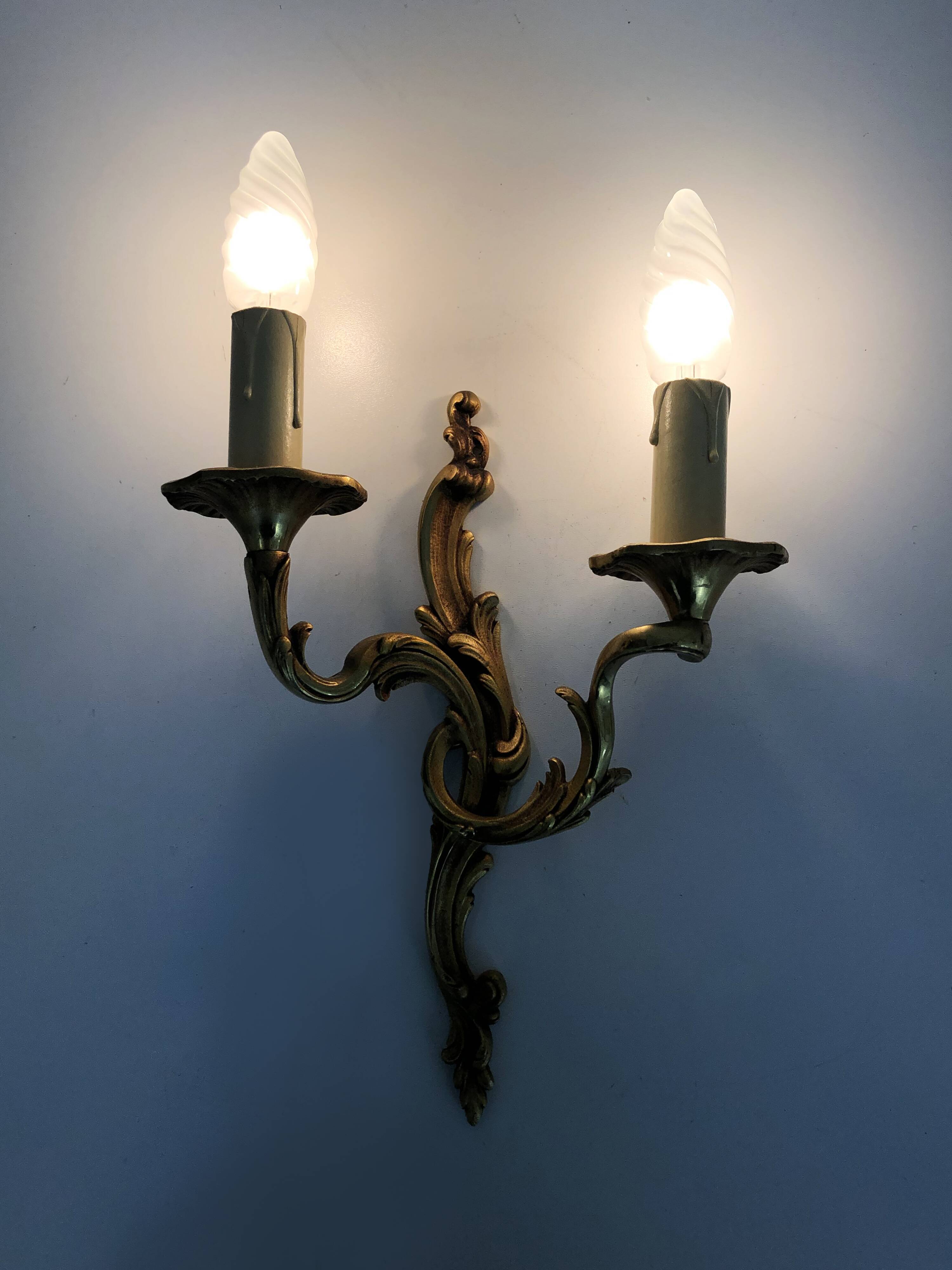 Paire d'appliques murales vintage à double feux en bronze ou laiton, feuille d'acanthes. Année 60
