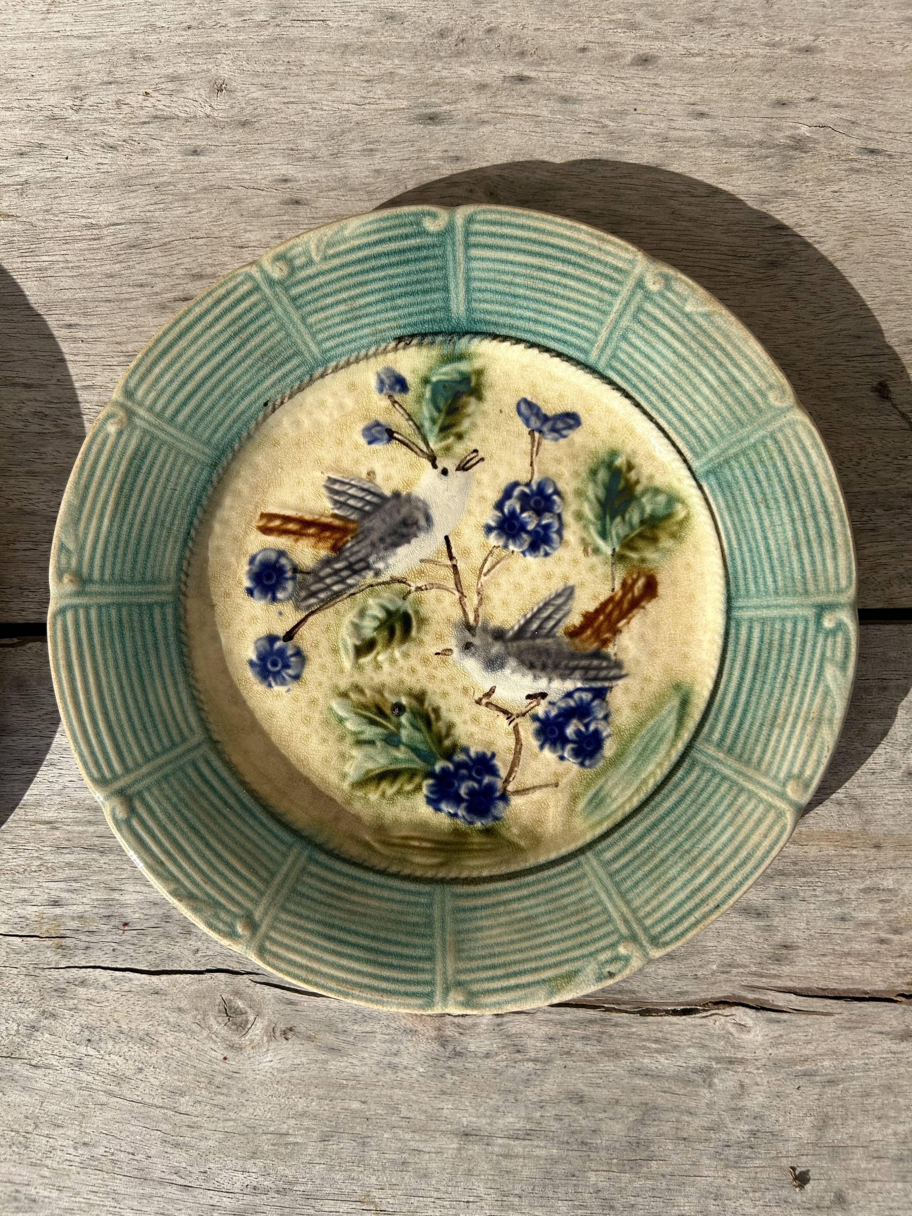 Assiette à dessert en barbotine fin XIXème  décor oiseaux