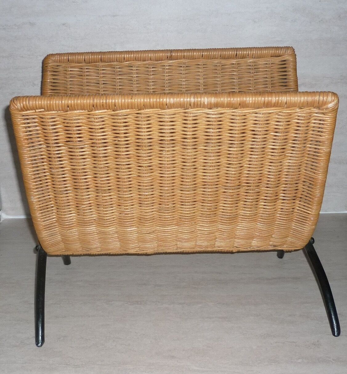 Porte-revues pliable en rotin et fer forgé