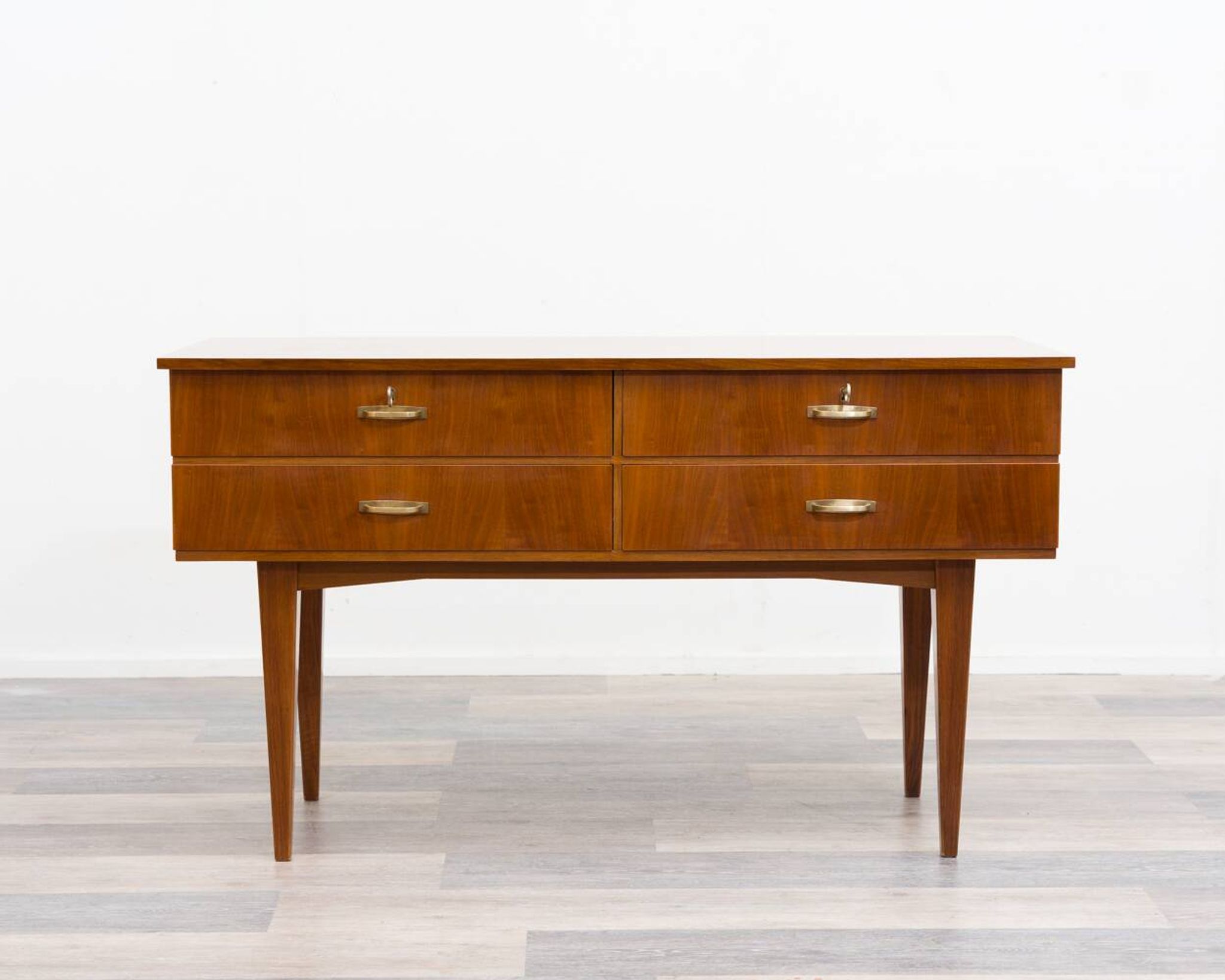 Enfilade/commode des années 1950 en noyer. Excellent état d'origine.