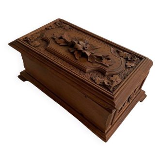 Box, wood carved in the Black Forest model