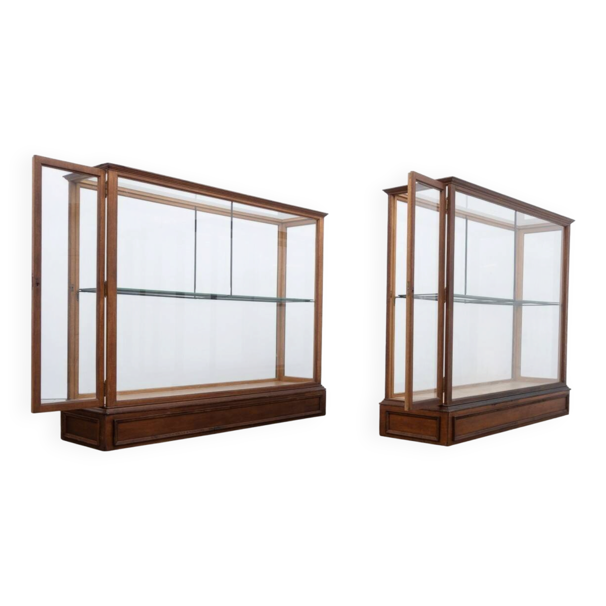 Central museum display cases in oak – Early 20th century