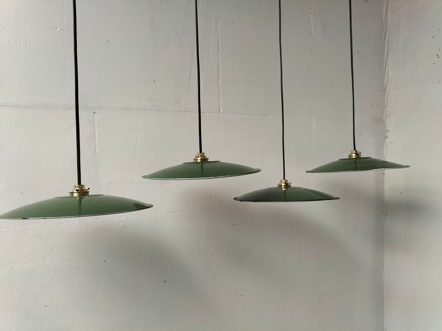 Suspensions in enamelled sheets