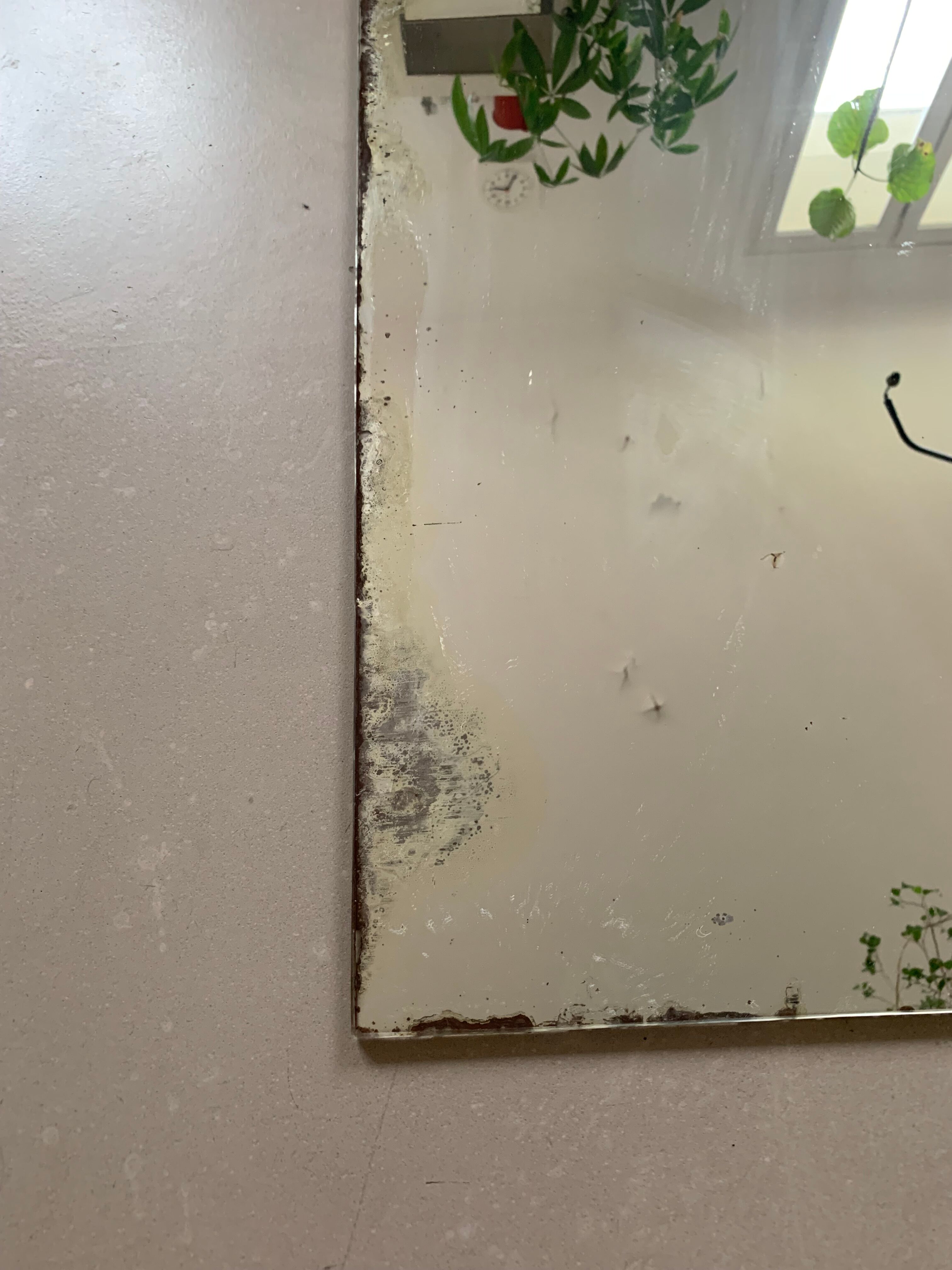 Miroir ancien piqué