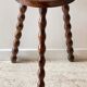 Tabouret en bois tripode tourné vintage