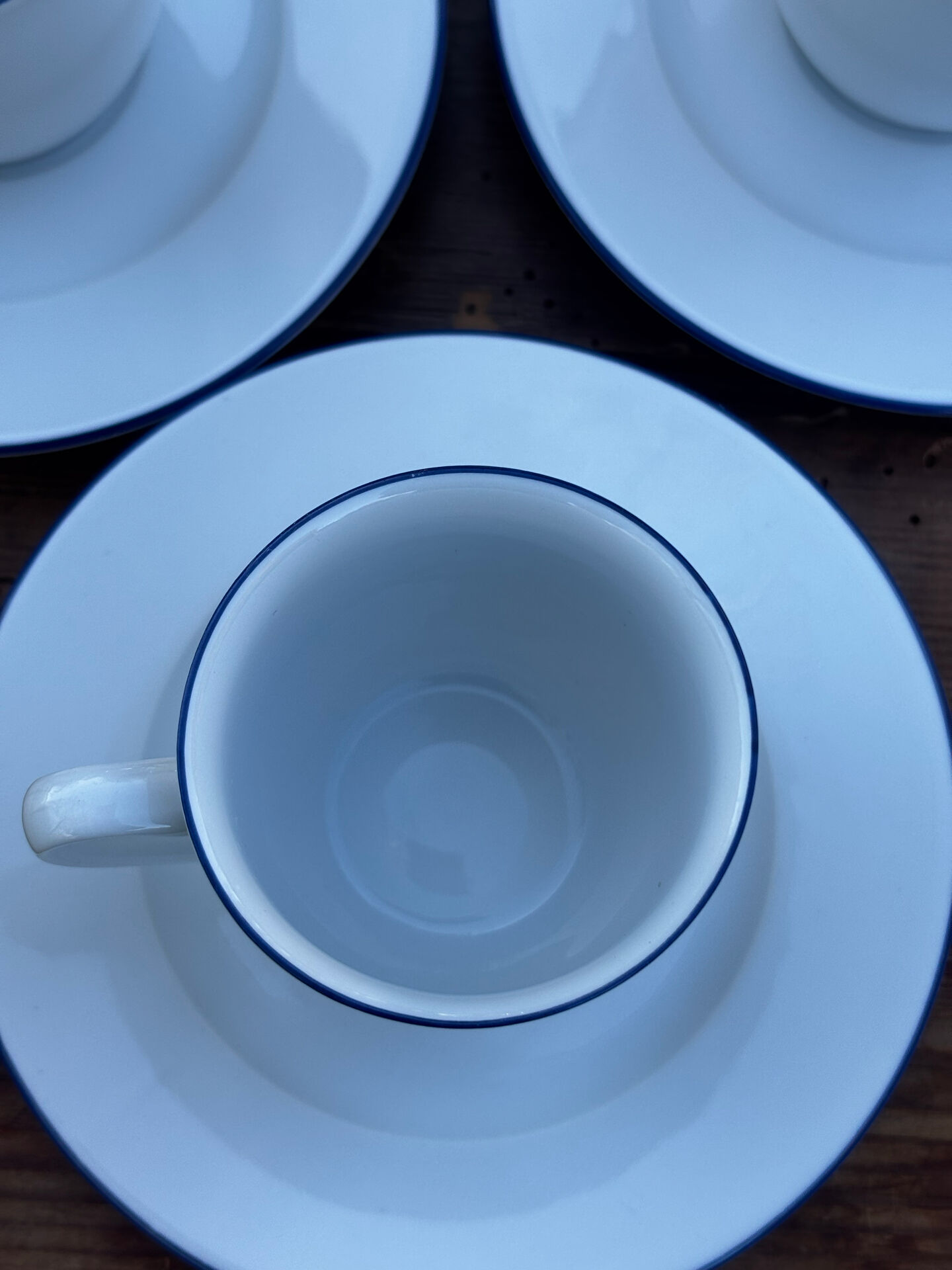 Ensemble de 4 tasses à café et soucoupes blanches liseré bleu degrenne