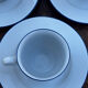 Ensemble de 4 tasses à café et soucoupes blanches liseré bleu degrenne