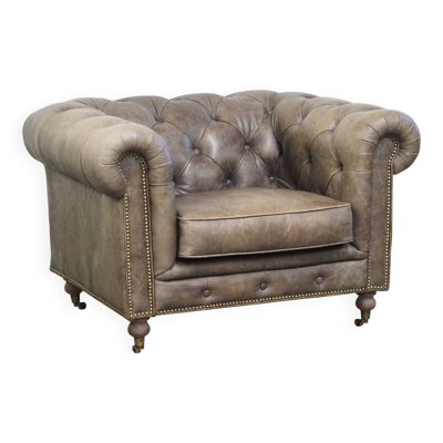 Fauteuil club Chesterfield en cuir de vachette gris de style anglais sur roulettes
