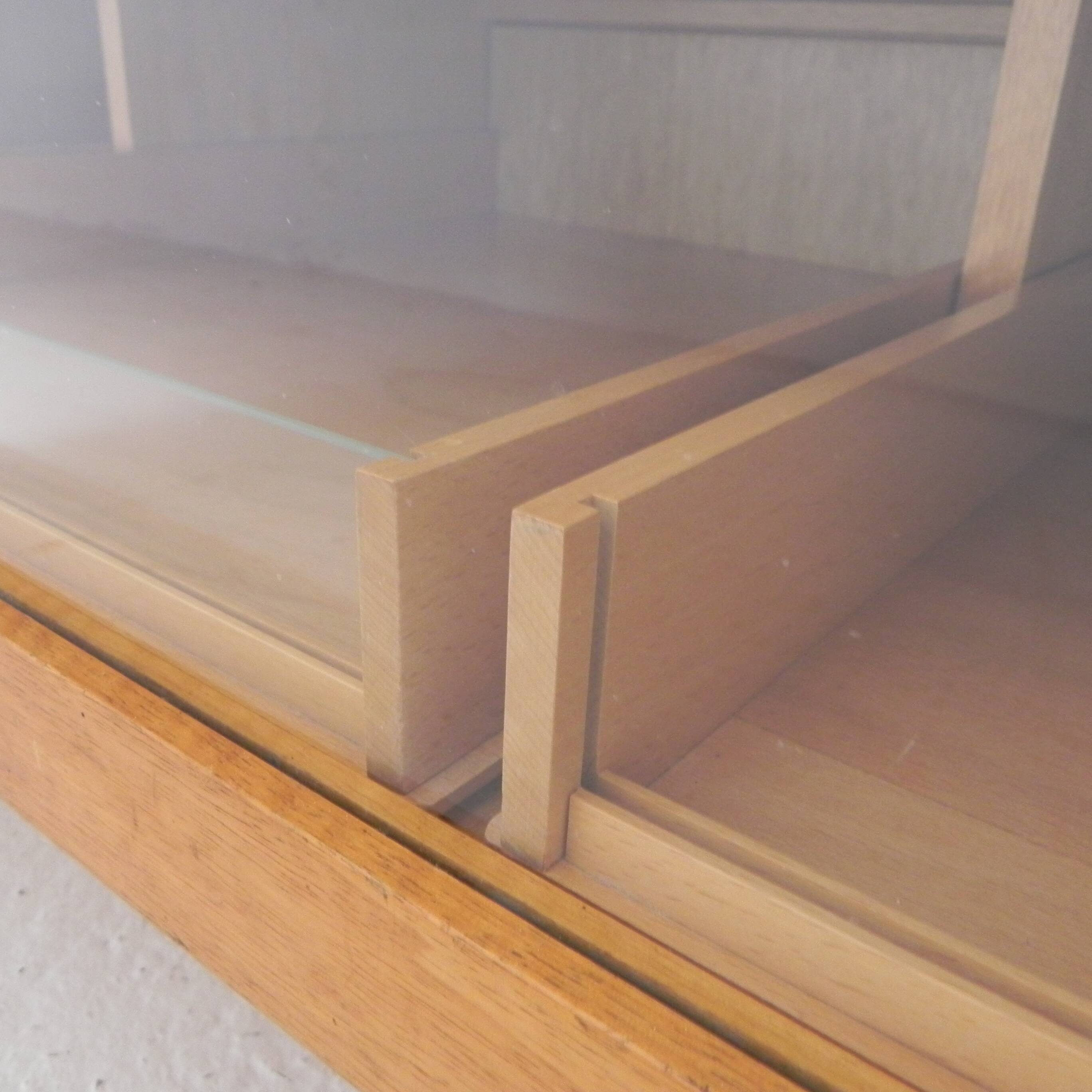 Counter, display case by Ladenbau Brixius, 150 cm long, 1950s.