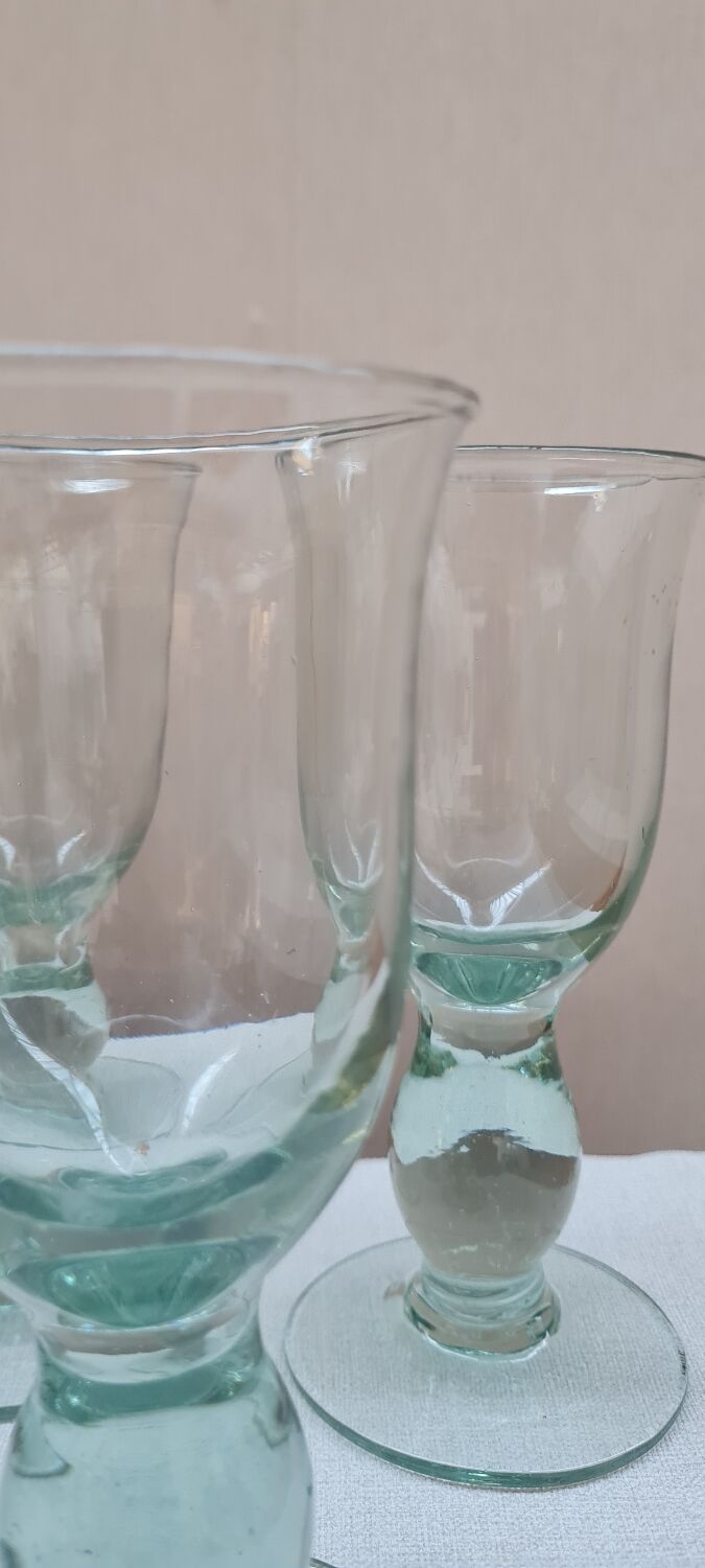 Service of 8 blown glass stemmed glasses