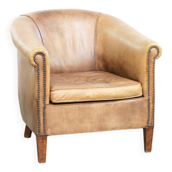 Fauteuil club en cuir vintage de style anglais dans une palette de couleurs claires. — Beyit