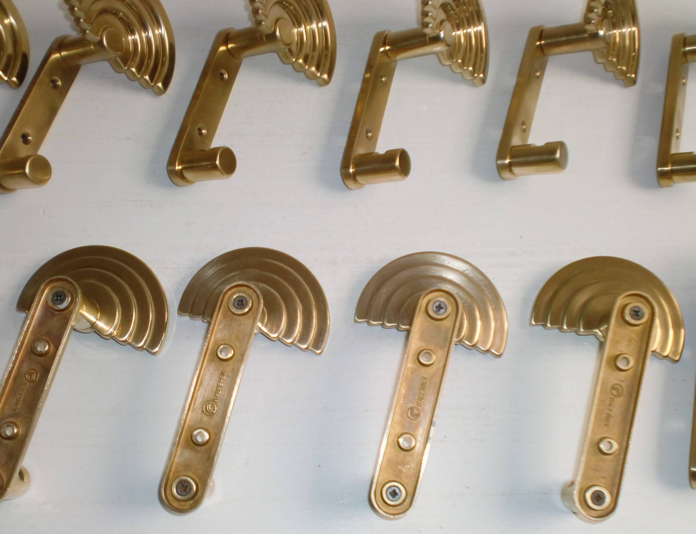 1 sur 12 pièces. Patères murales en laiton, design italien postmoderne Sottsass.