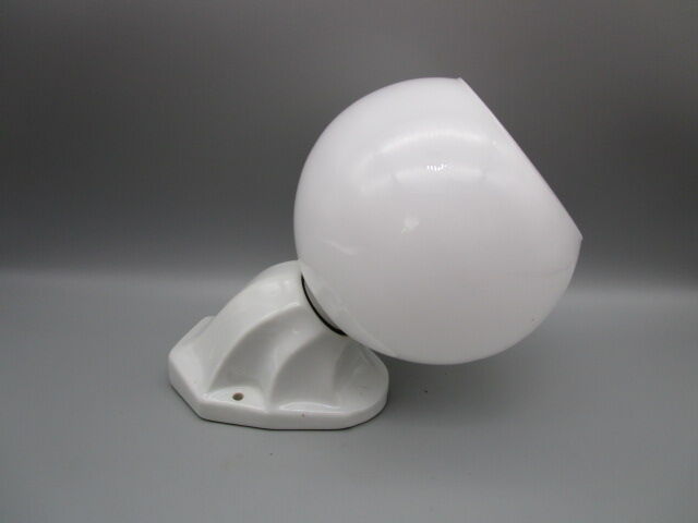 Old art deco wall lamp in opaline and porcelain