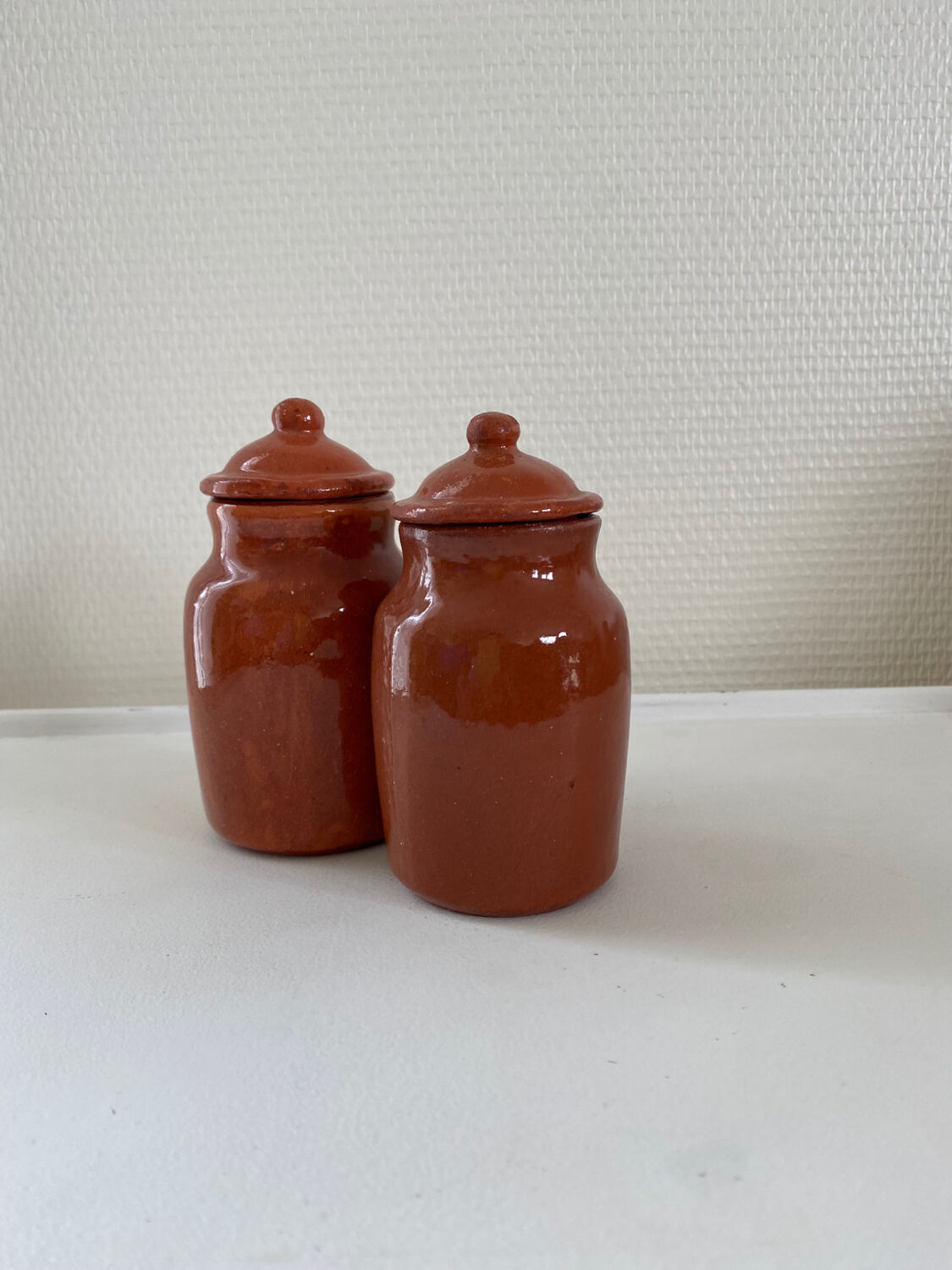 2 ceramic pots