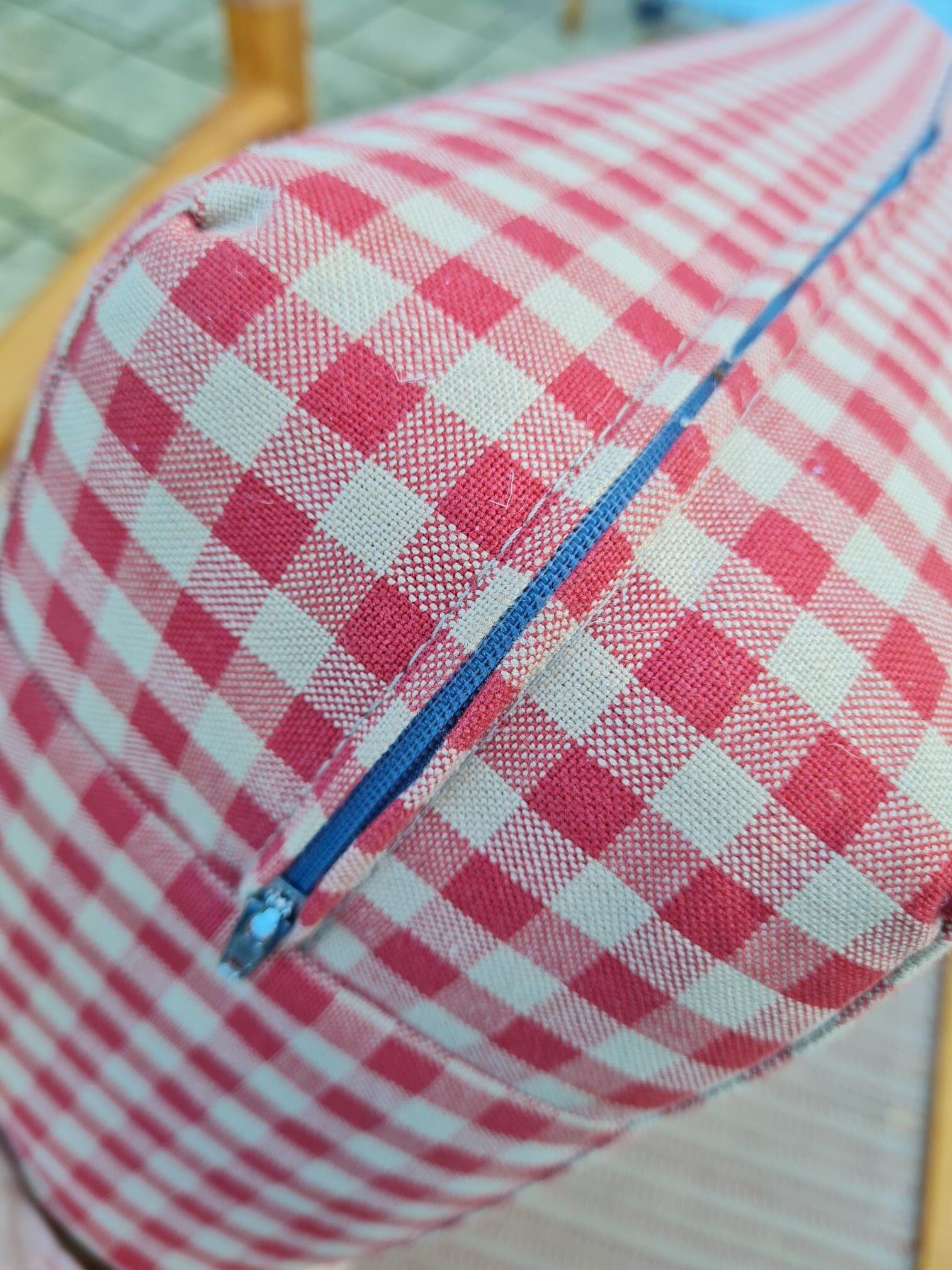 Armchair in pine and vichy fabric