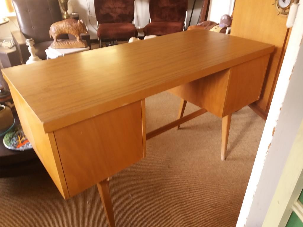 Oak-plated desk and formica 60s/70s