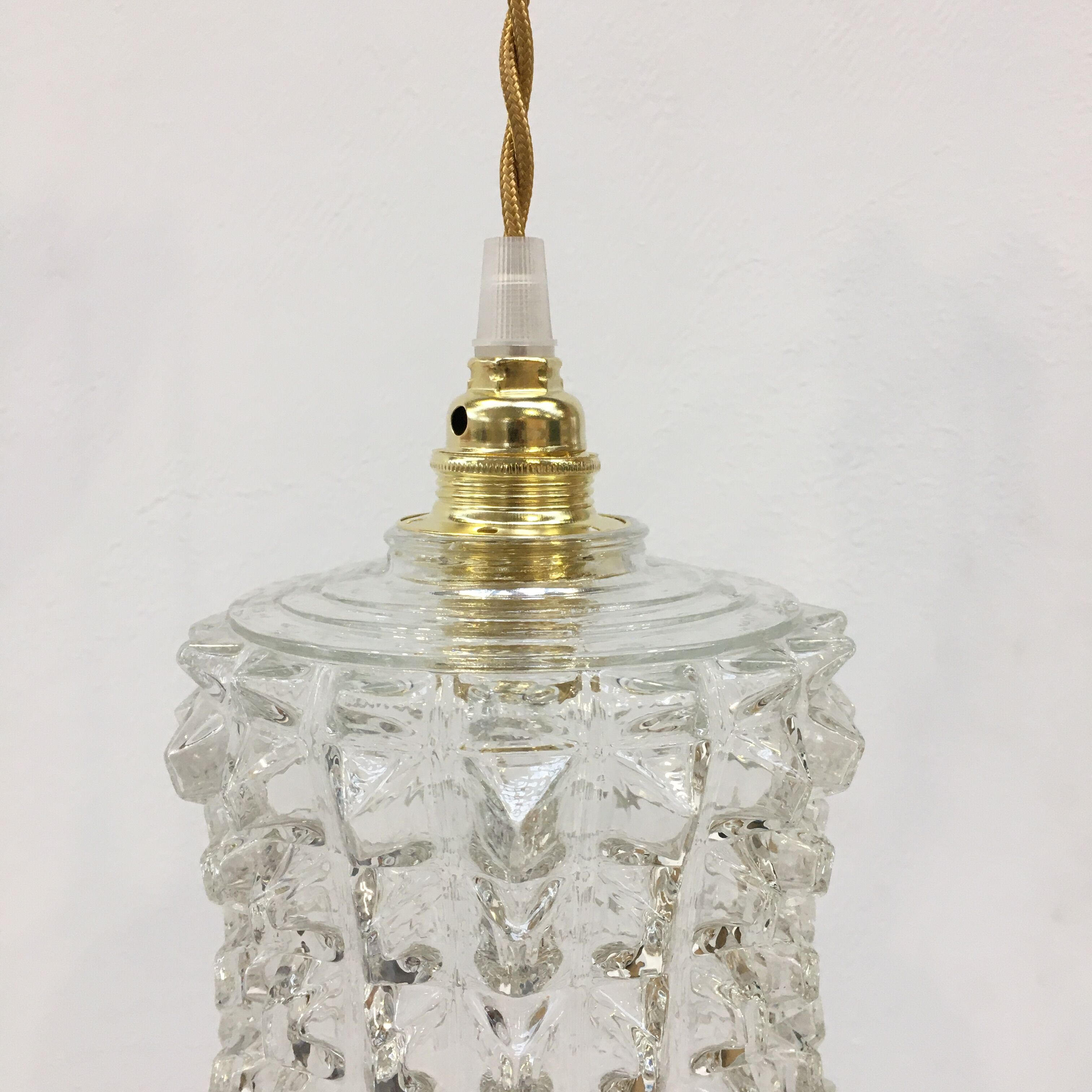 Vintage suspension in transparent diamond tip glass