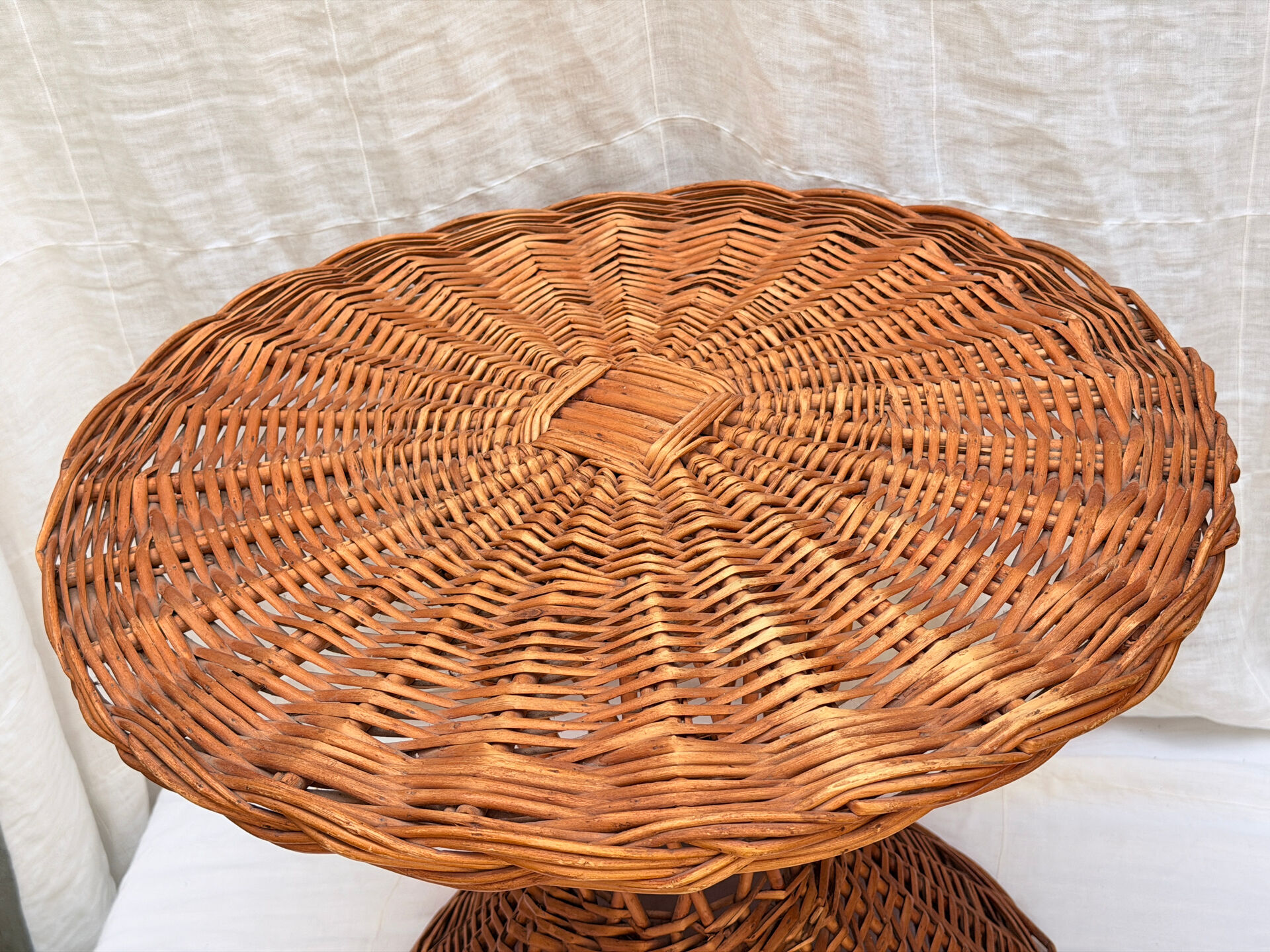 Table d’appoint artisanale vintage en osier tressé