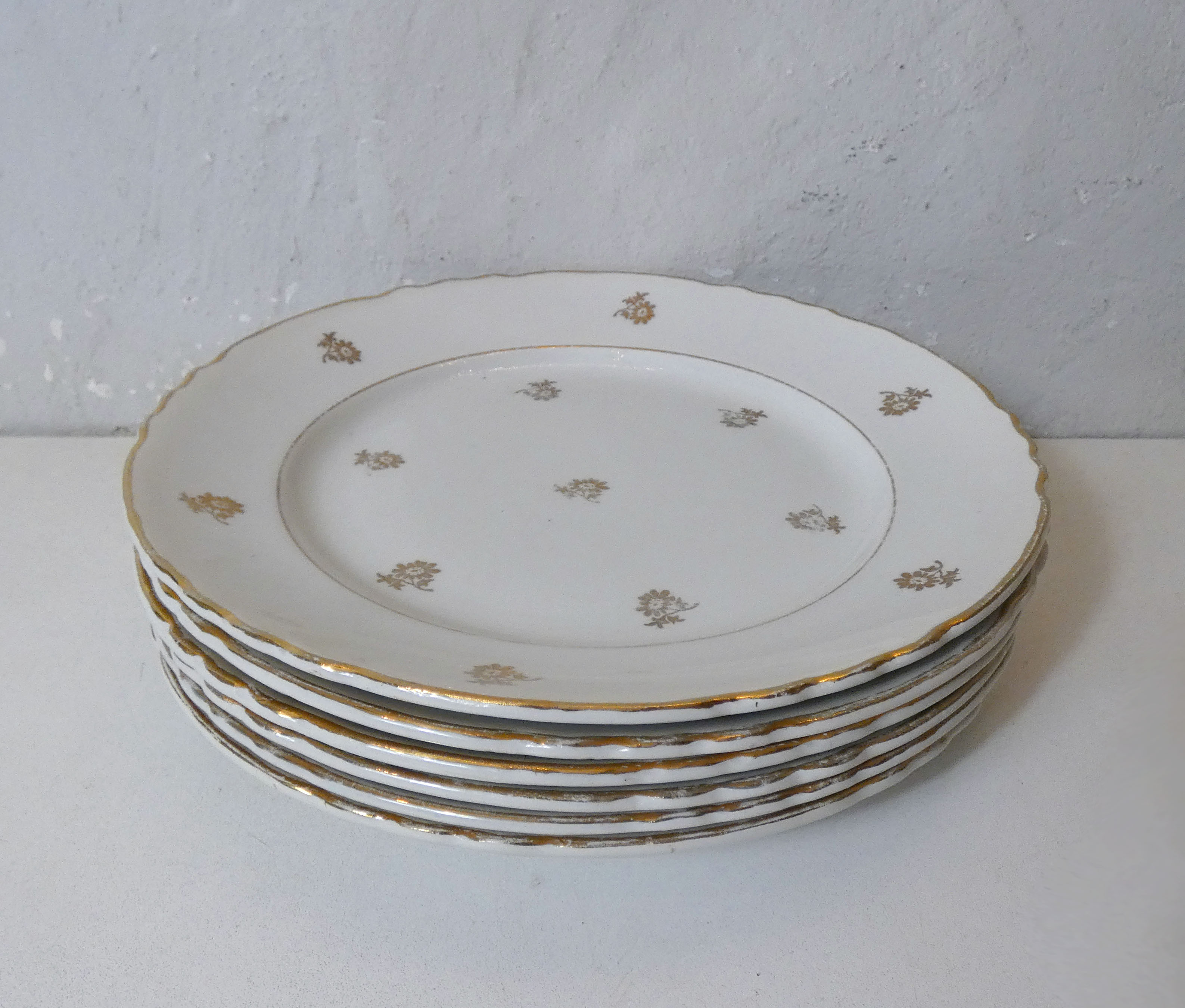 6 flat plates Moulin des Loups faience flowers vintage gold