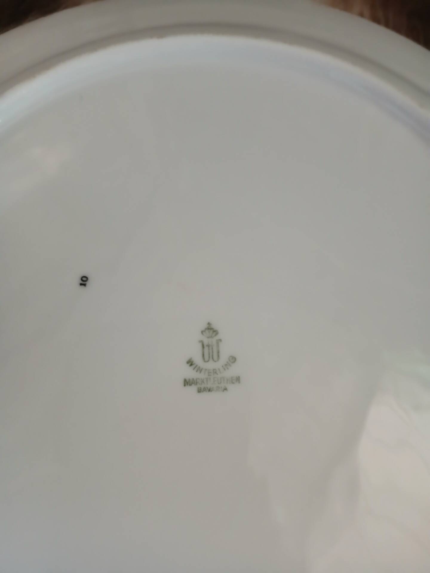 Plat ancien aux motifs années 70